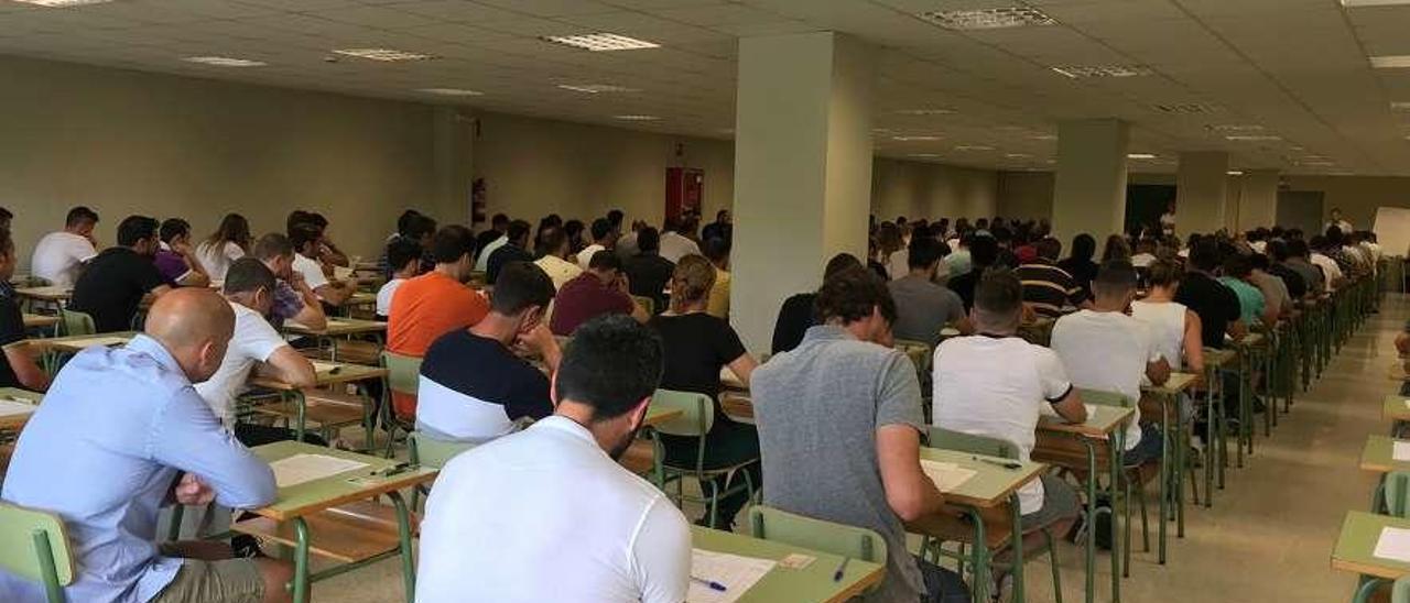 Participantes en el examen de la oposición para 23 plazas de Policía Local en Gijón.