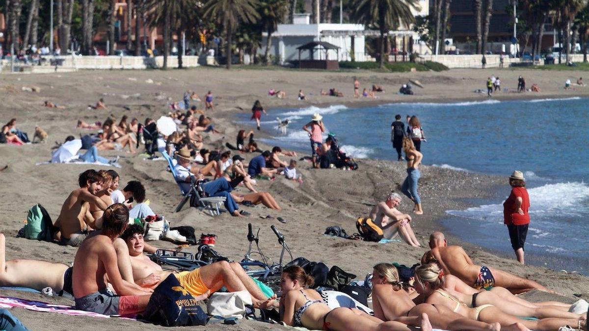 Bañistas en las playas de Málaga.