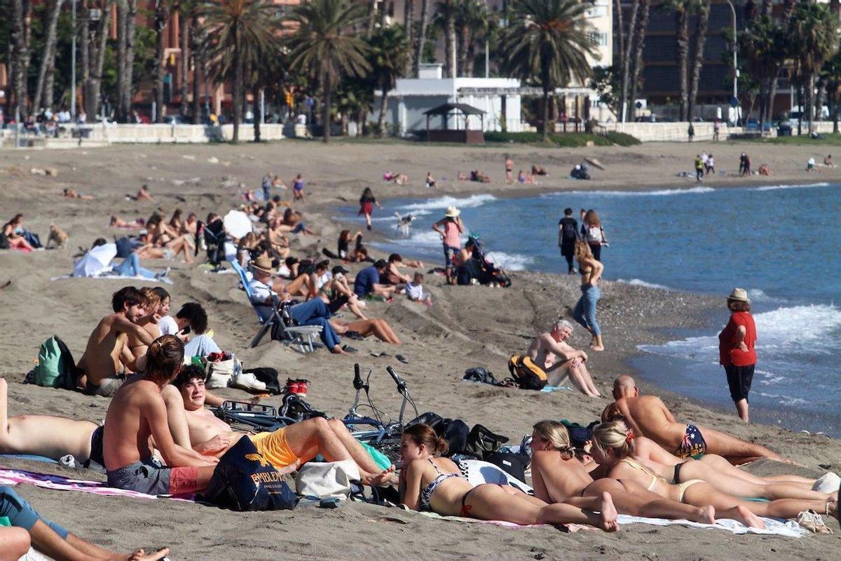 Bañistas en las playas de Málaga.