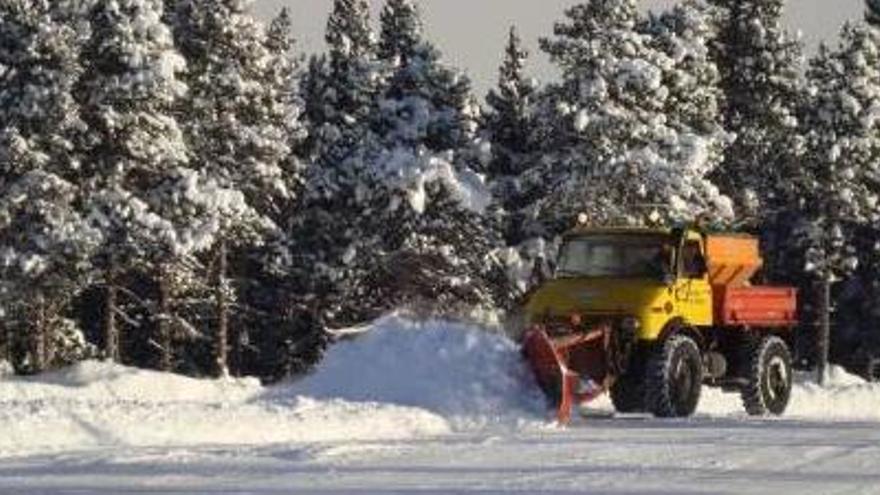 Zona de l&#039;aparcament de l&#039;estació amb una màquina traient-ne la neu