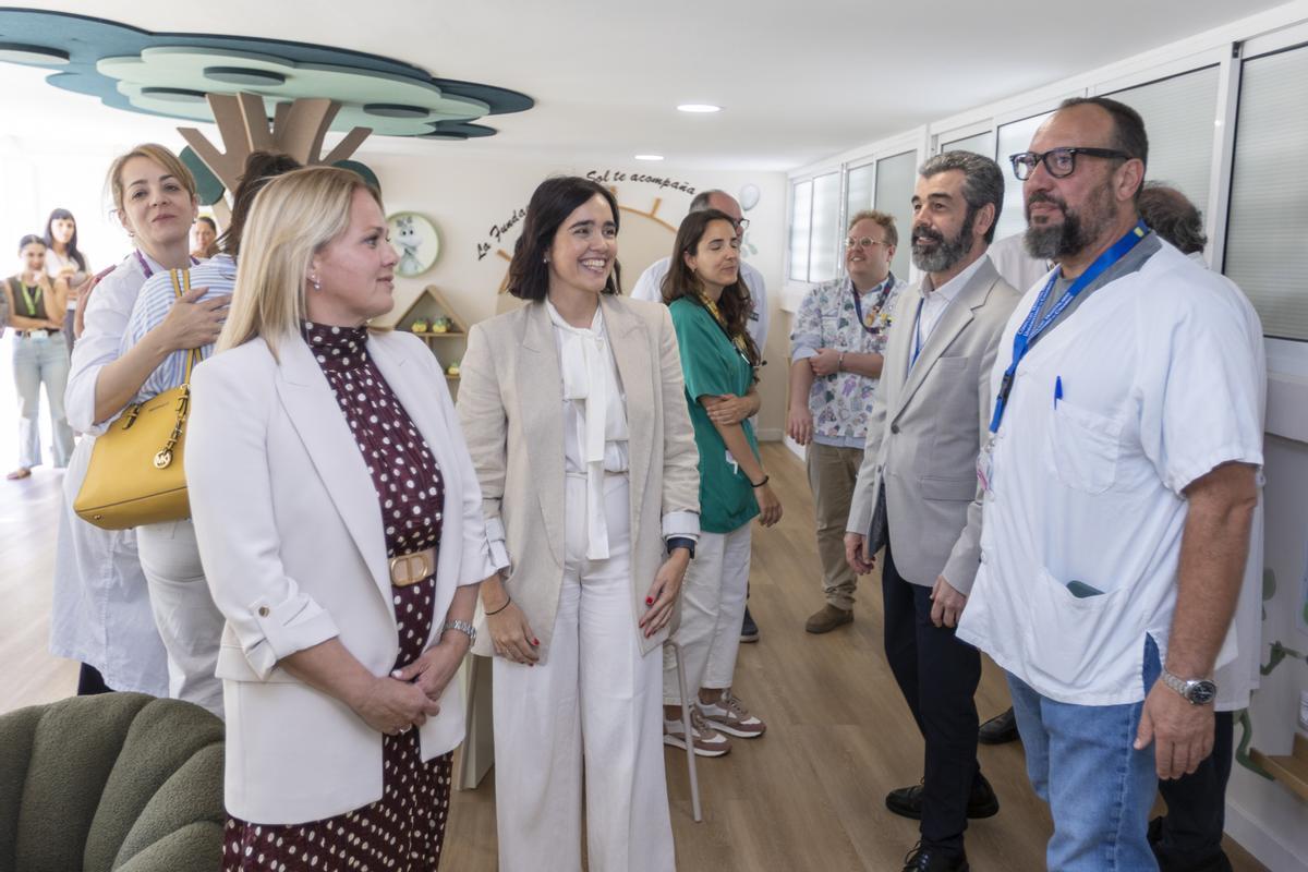 Davinia Dominguez, con personal sanitario del HUC