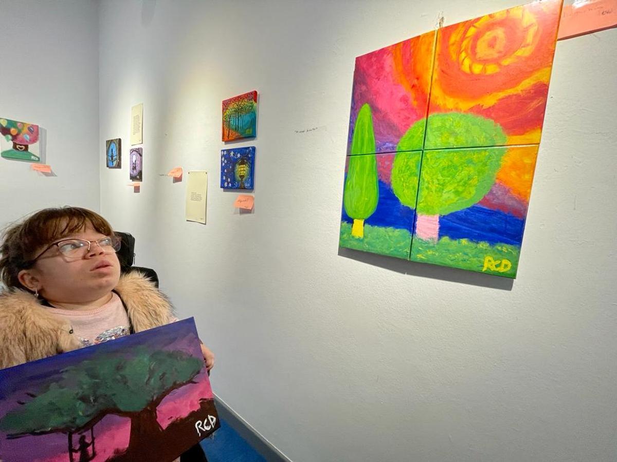 Rosana Casasola Díaz, con algunos de sus cuadros, en la Casa de Cultura.