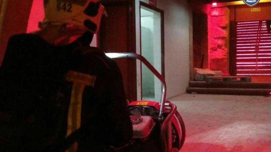 Desalojan una macrofiesta en Marratxí con 1.800 personas por un incendio intencionado