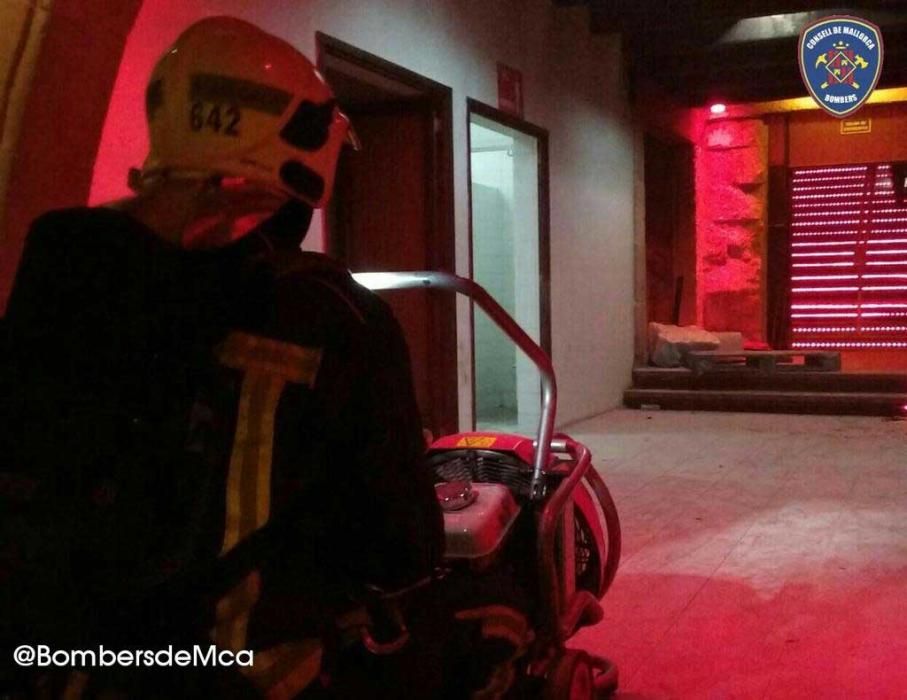 Desalojan una macrofiesta en Marratxí con 1.800 personas por un incendio intencionado