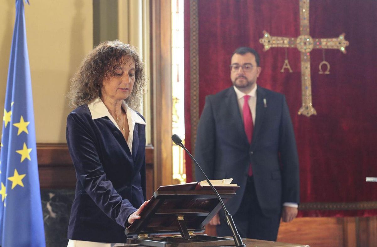 Eva Ledo toma posesión del cargo de consejera de Educación, ayer, en la Junta General. | J. L. CEREIJIDO