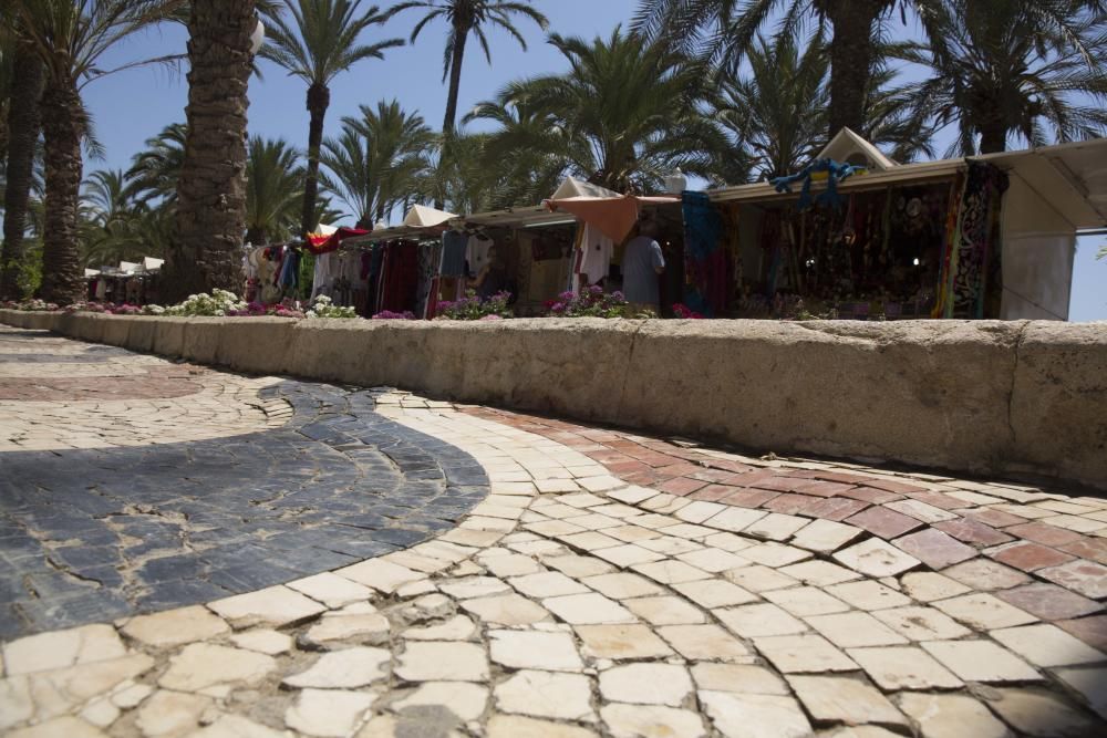 Teselas fuera de su sitio, suciedad, agujeros y grietas en el paseo de la Explanada