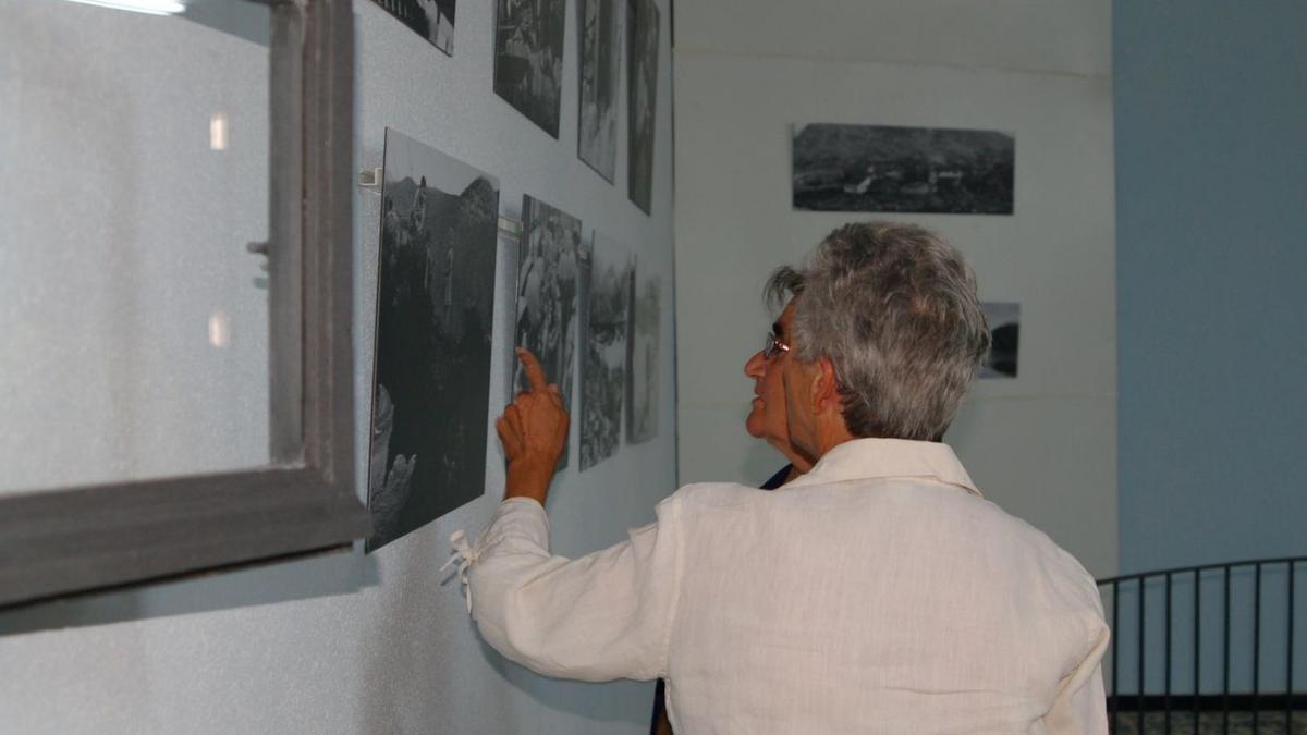 Dos personas observan fotografías de la tragedia de Ribadelago en una exposición conmemorativa. | A. S.