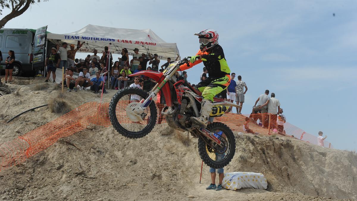 En torno a cien pilotos de toda España   participarán este año en la XLII edición del  Gran Premio de Motocross.