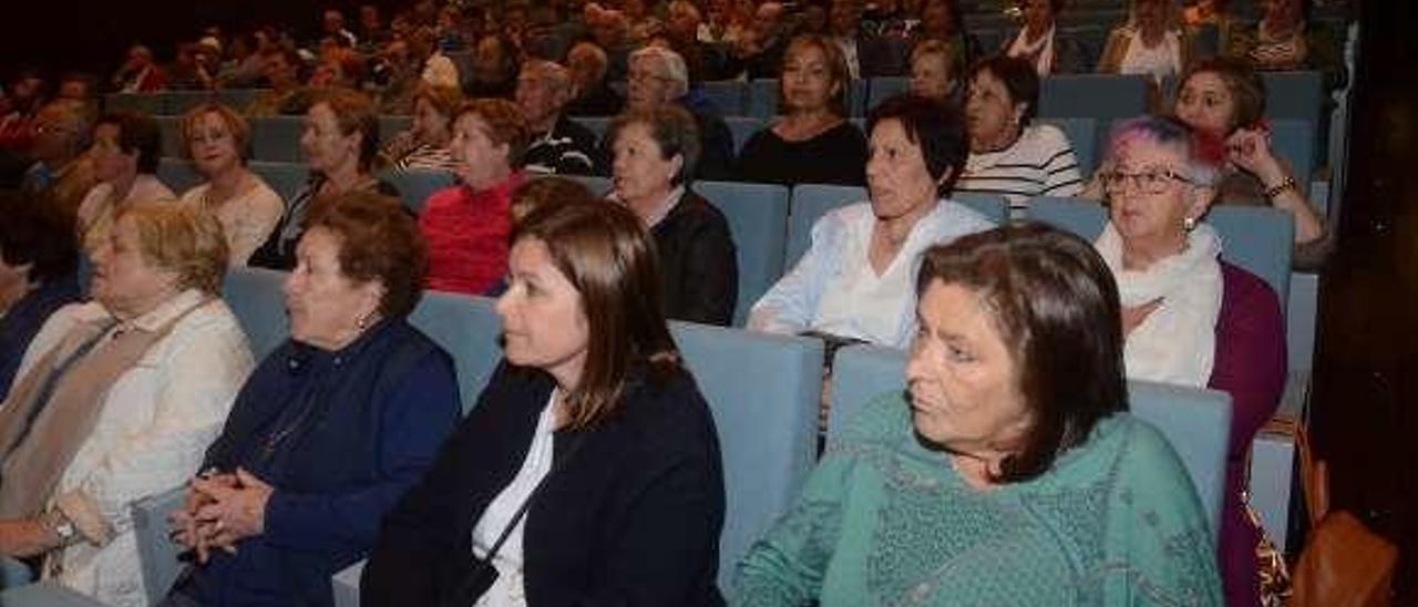 Carlos Iglesias, en la imagen superior, junto a otros cargos y candidatos socialistas, en el mitin de anoche. // N.Parga