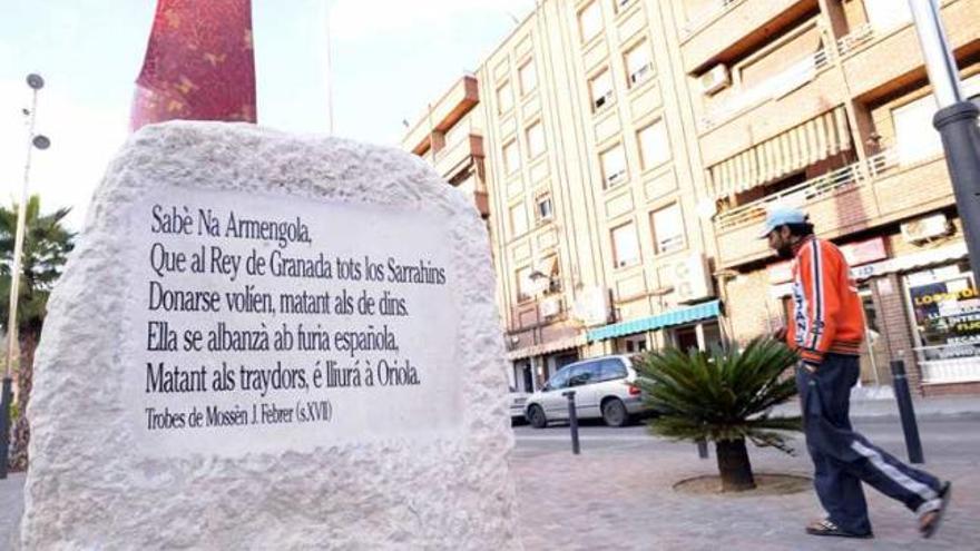 Cultura corrige erratas que llevan 30 años en el monolito de homenaje a La Armengola