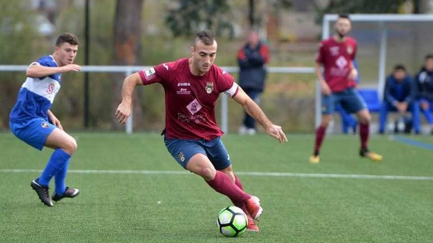 El granate Cantero durante el partido de ayer ante el Gran Peña. // G.S.