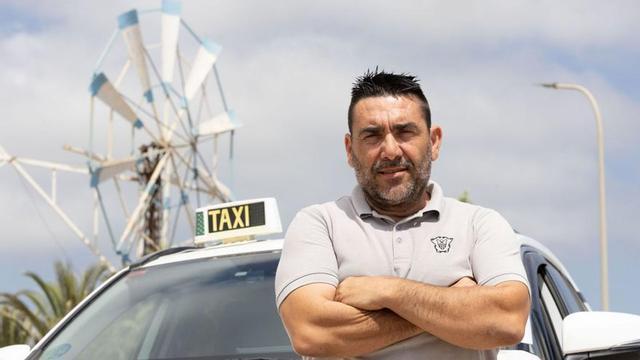 Toni Roig, presidente de Fitie, junto a su taxi el pasado jueves. | VICENT MARÍ