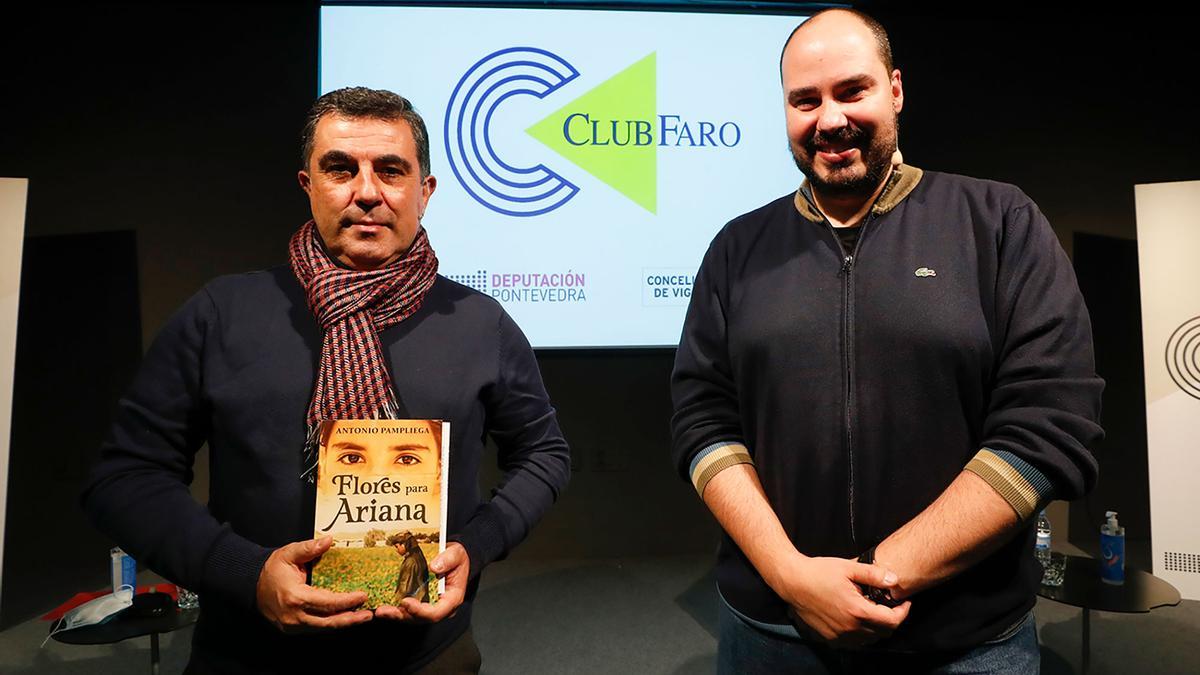 Barreiro y Antonio Pampliega posan con &quot;Flores para Ariana&quot;, el último libro del periodista