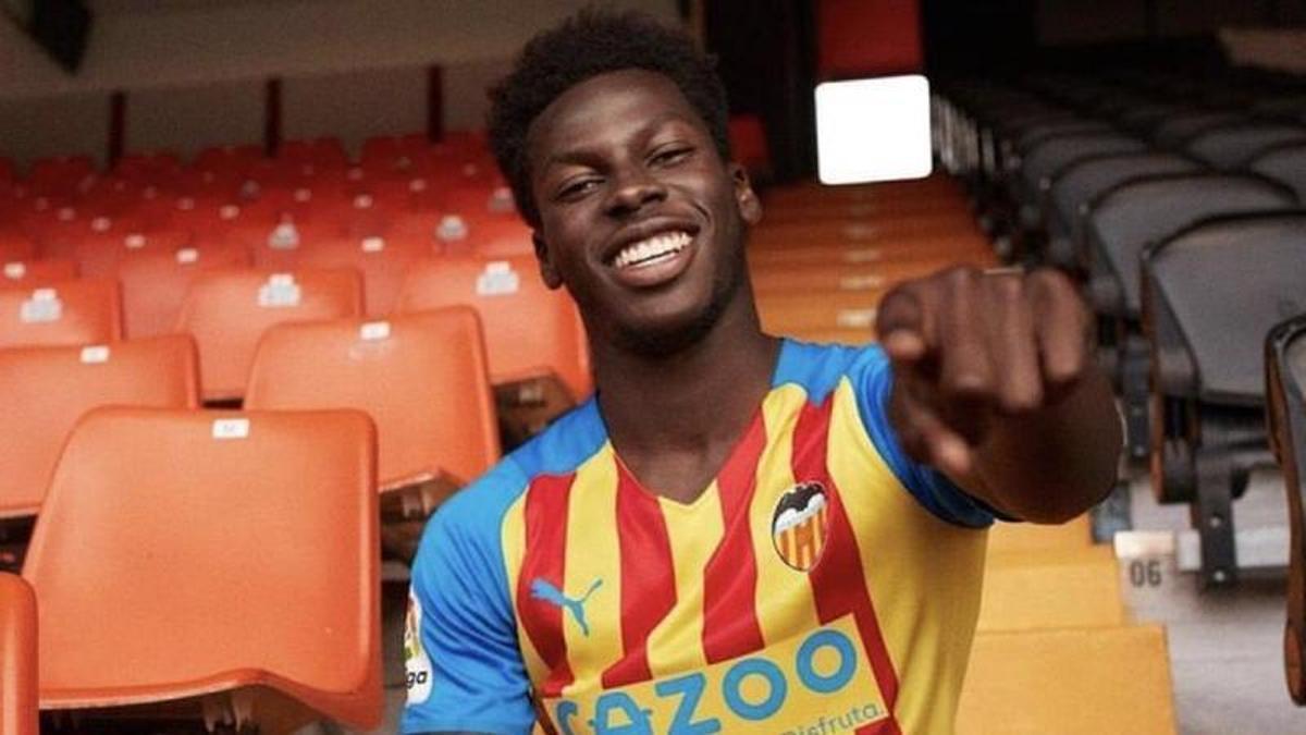 Yunus Musah posando con la posible tercera equipación del Valencia CF