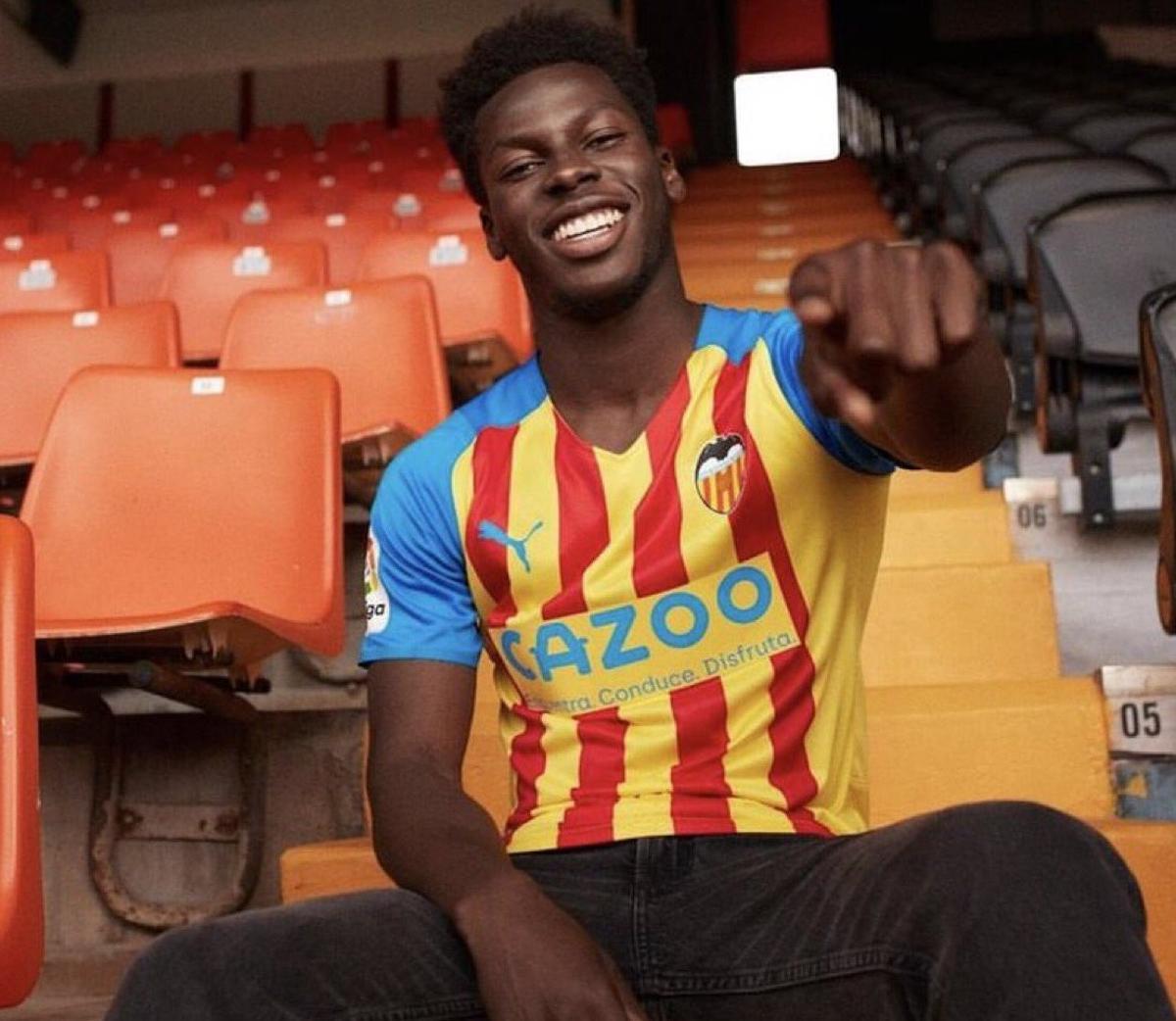 Yunus Musah posando con la posible tercera equipación del Valencia CF