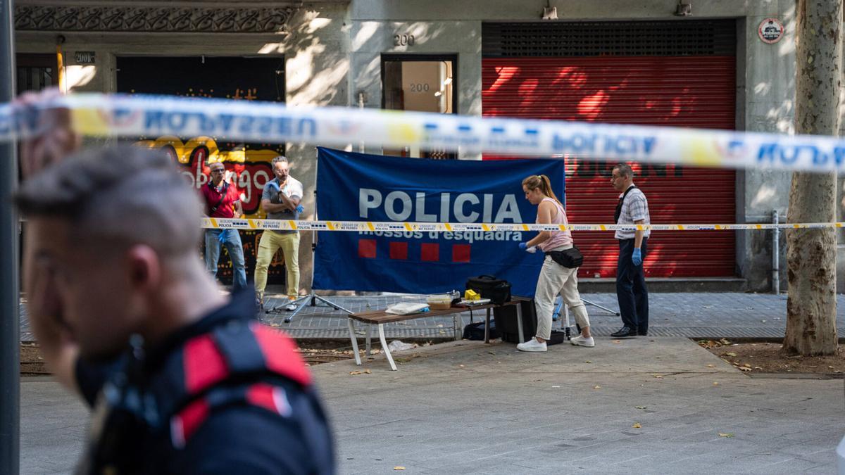 Tiroteo en la calle Consell de Cent de Barcelona, que se ha saldado con una persona asesinada dentro del portal.