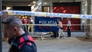 Tiroteo en la calle Consell de Cent de Barcelona, que se ha saldado con una persona asesinada dentro del portal.