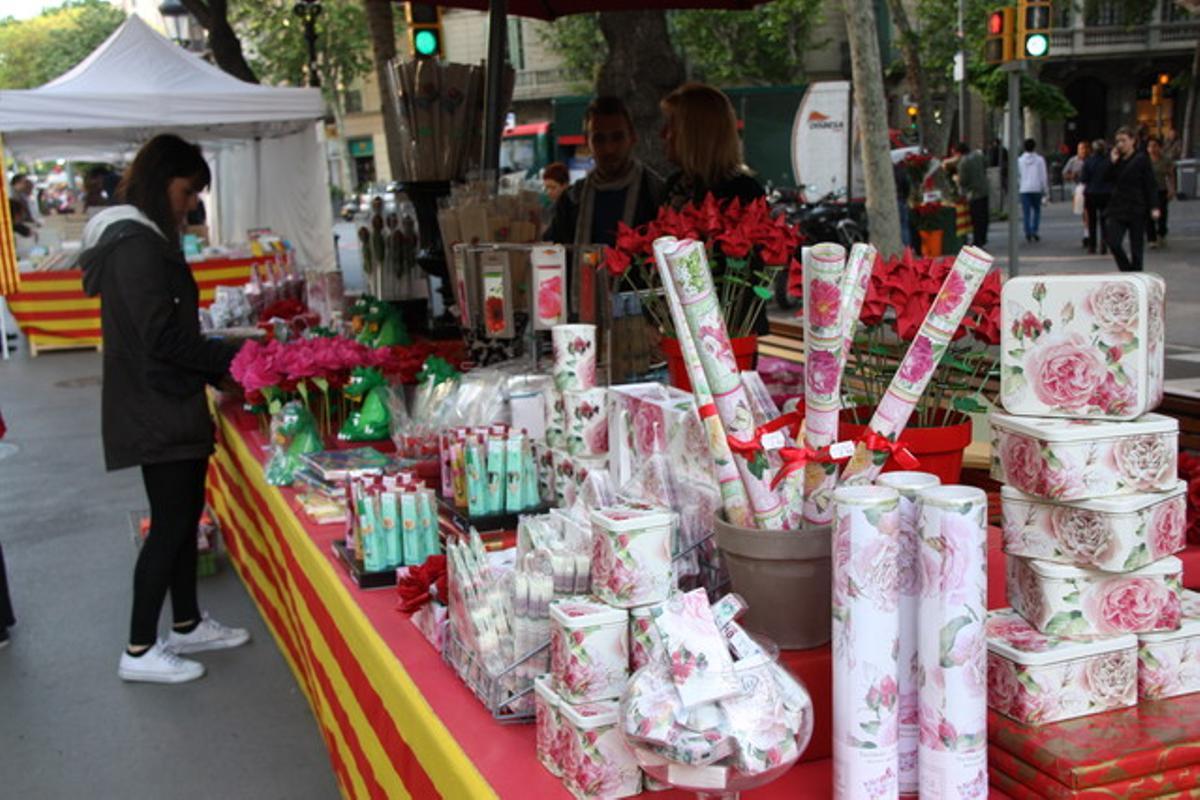 Otro punto de venta de rosas, en Rambla de Catalunya.