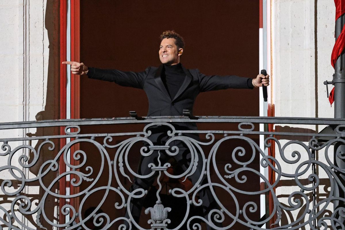 Bisbal revoluciona la Puerta del Sol cantando villancicos