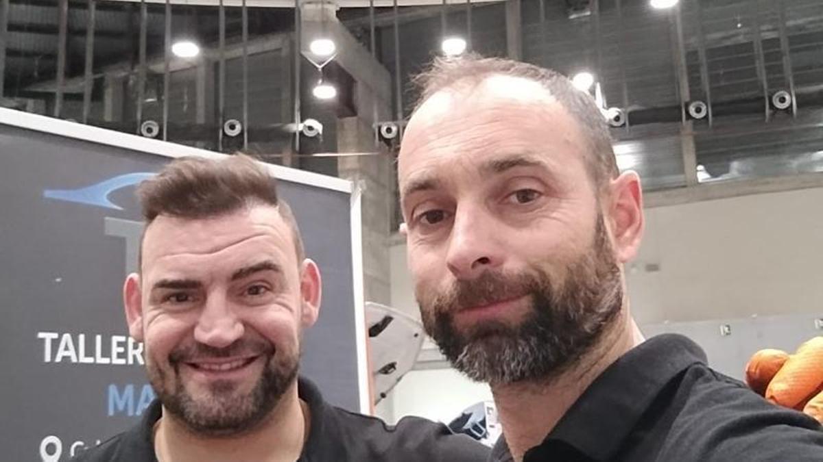 Iván Martín, primero por la derecha, junto a un compañero de profesión.