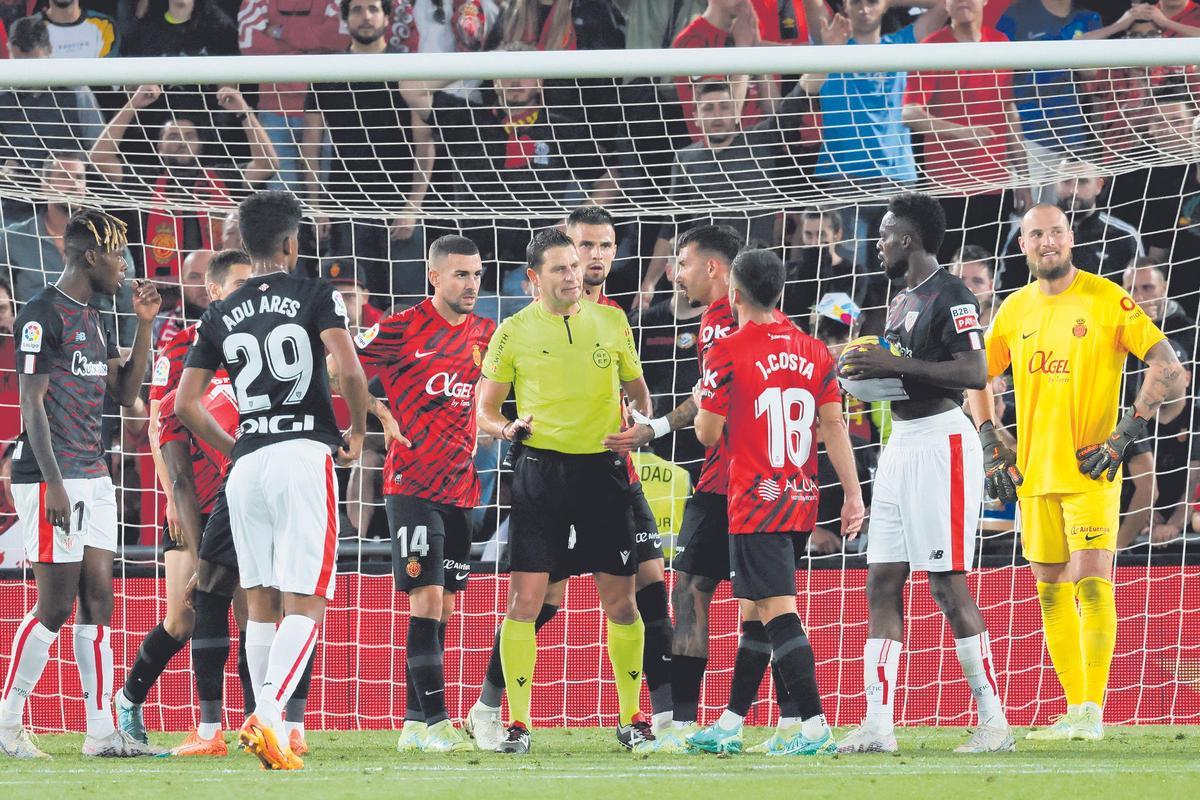 Figueroa Vázquez, rodeado de jugadores del Mallorca y el Athletic, tras señalar penalti de Galarreta.
