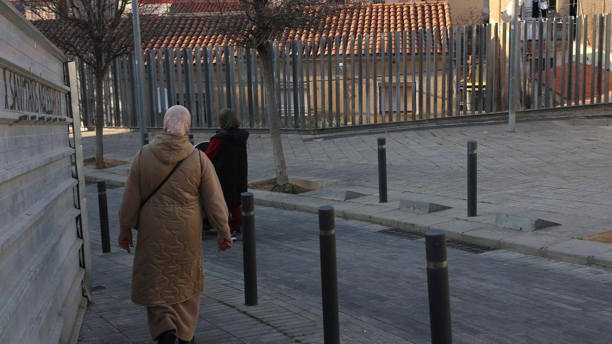 Dues veïnes caminen pel barri del Fondo a Santa Coloma de Gramenet.