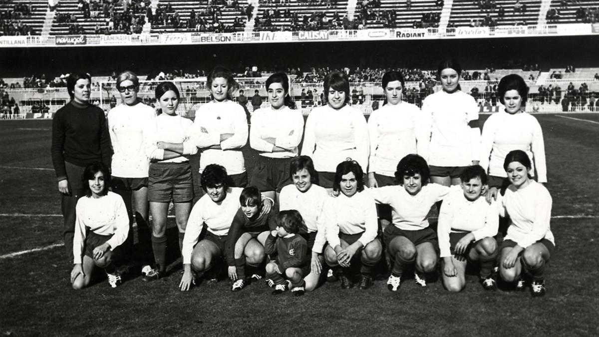 25-12-1970: Camp Nou. Primer partido de fútbol femenino entre la Selección Ciudad de Barcelona y el Centelles. Son las pioneras del Barça. Arriba, (izquierda a derecha) Mínguez, Giménez, Gazulla, Vilaseca, Arnau, Jaques, Mayte, Cabecerán y Llansá. Ab