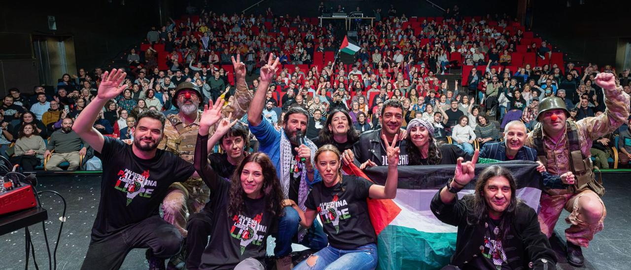 Los integrantes de Grande Amore, Iván Prado, Melania Cruz, Muerdo, Najla Shami, Mercedes Peón, Rossina Castelli y Mago Teto, en la gala por Palestina. / AFONSO SESTELO