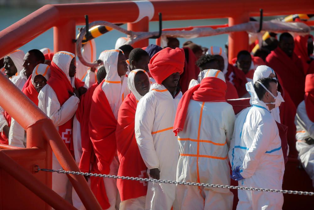 Llegan al puerto de Málaga 185 inmigrantes rescatados en el mar de Alborán