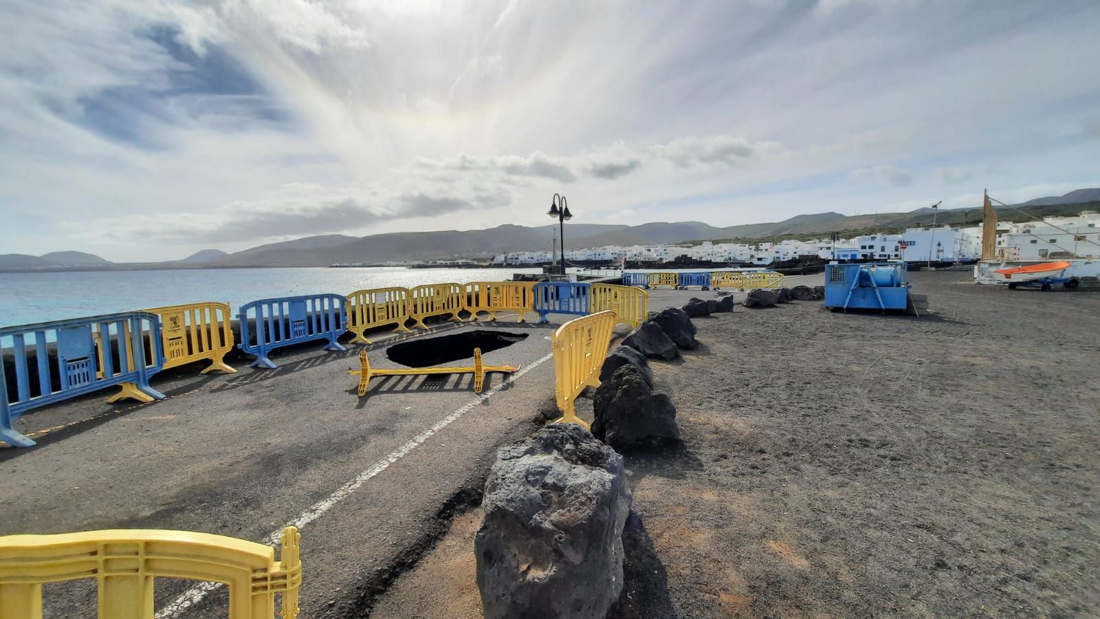 Socavón en el muelle de Punta Mujeres (Haría)