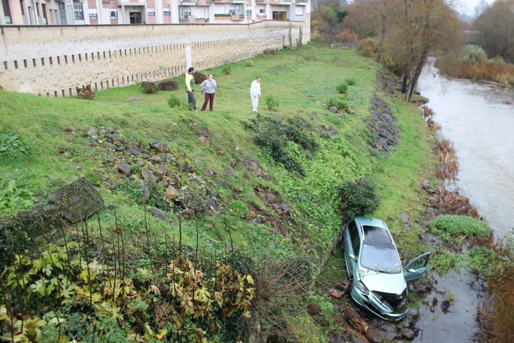 Cae un coche al río en Grado