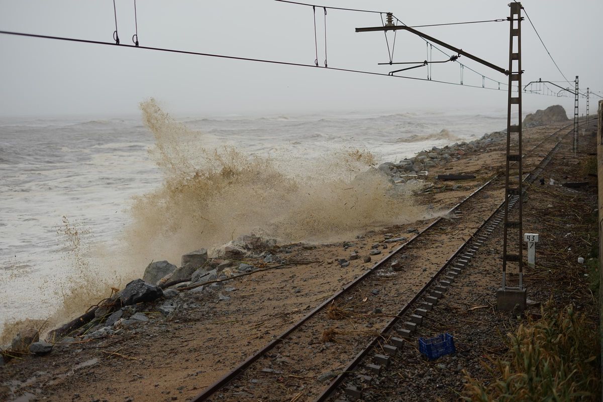 El mar invade las vías de la R1, en enero de 2020, entre Canet de Mar y Sant Pol