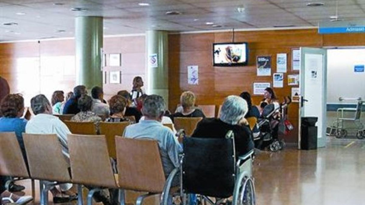 Unos pacientes aguardan su turno en el servicio de urgencias del Vall d'Hebron, ayer.