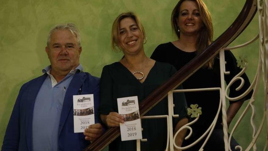 Por la derecha, Mar Fernández, Teresa Sánchez y Ramón Avello, ayer.