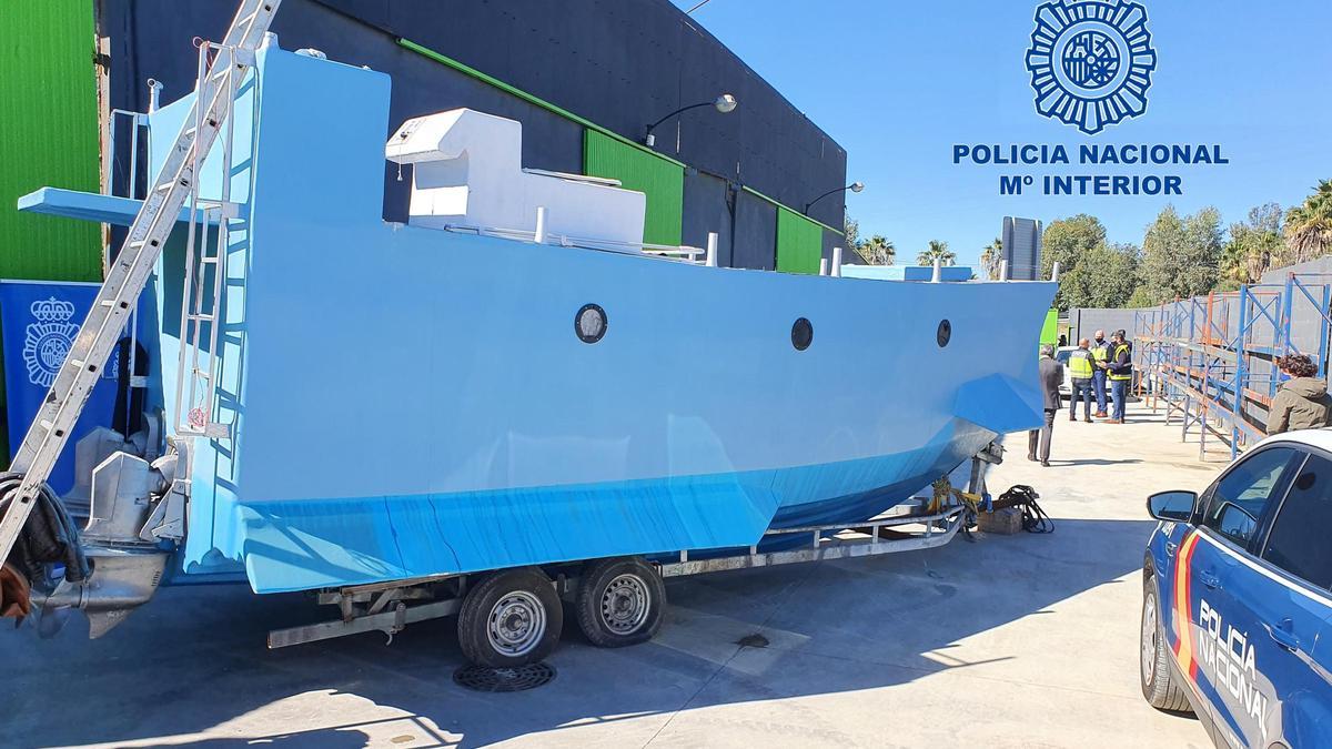 Intervenida en una nave industrial de Málaga una embarcación semisumergible empleada en el narcotráfico