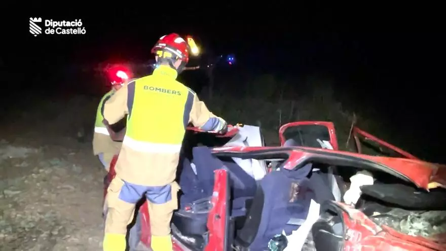 Dos fallecidos y tres heridos tras caer un vehículo desde un puente a una rambla en Castellón
