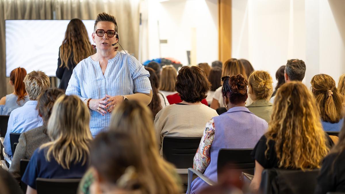 La coach Sandra Martínez durante su charla organizada por NetIbiza en el Hotel Es Pla.