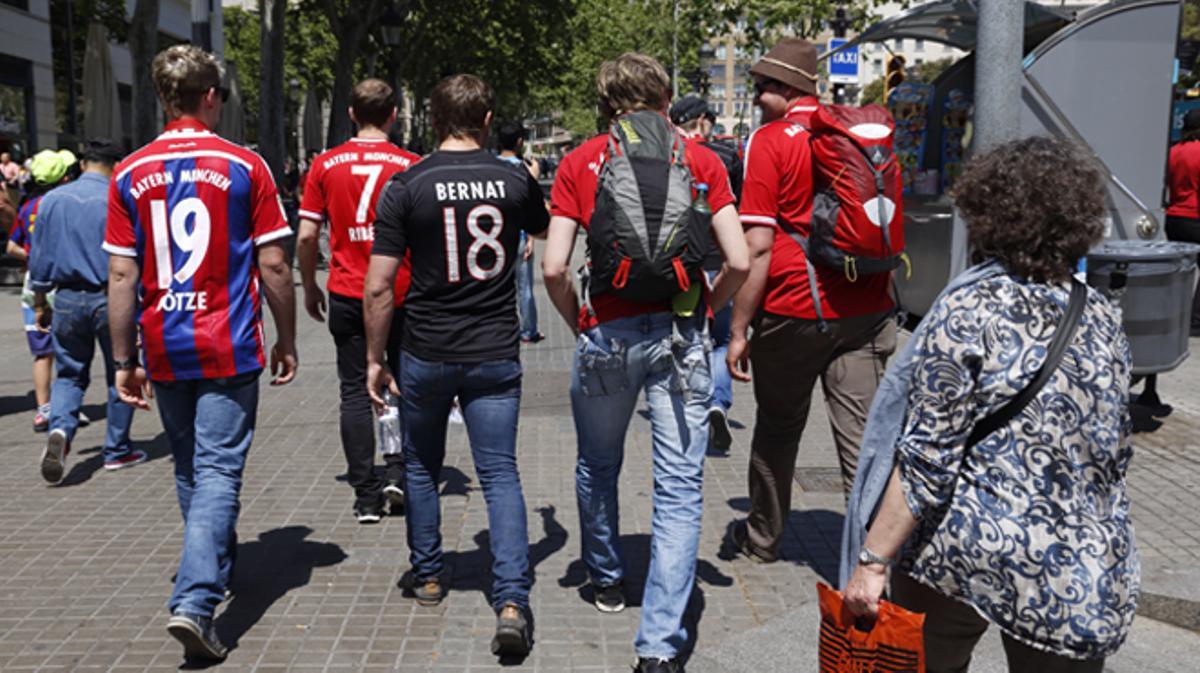 Seguidores del Bayern pasean por Barcelona antes del partido de esta noche.