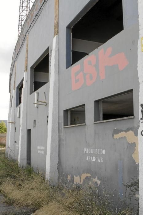 Das Estadi Balear an der Ringautobahn von Palma liegt seit viereinhalb Jahren brach. Jetzt will Atlético Baleares seine frühere Heimstätte wieder auf Vordermann bringen.