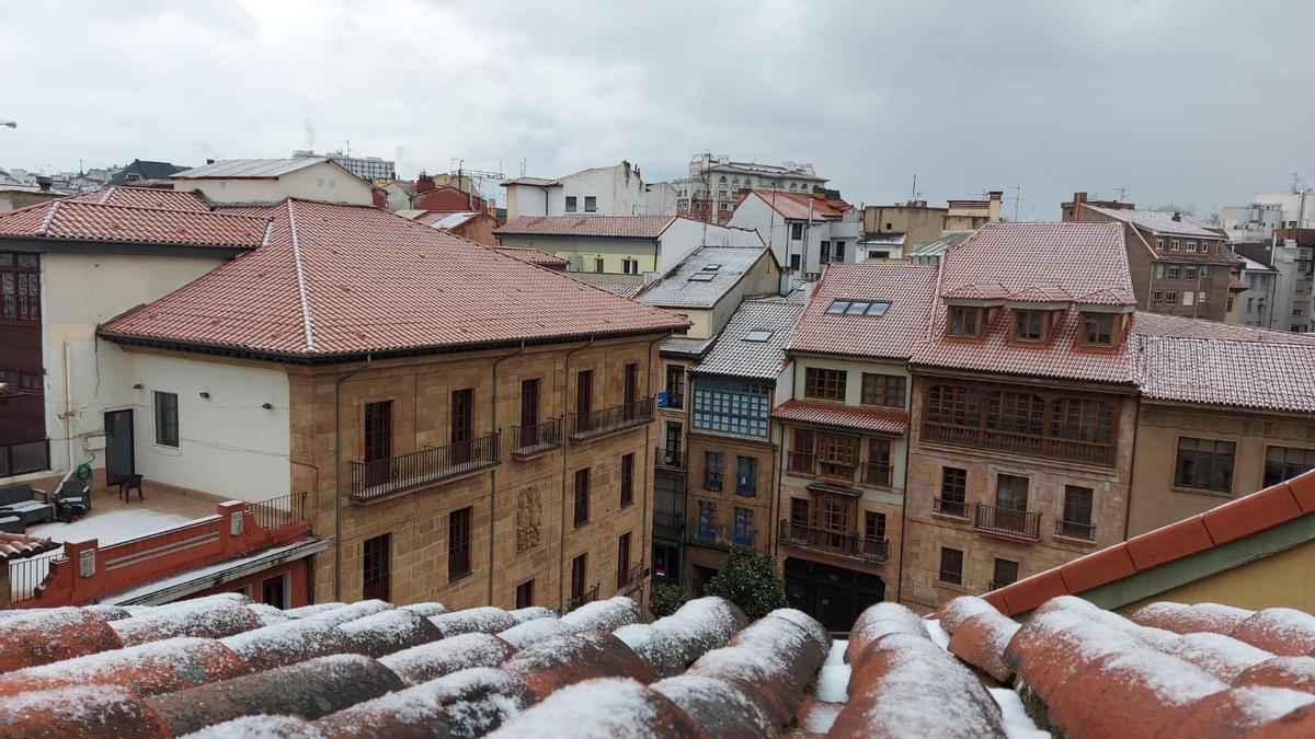 Oviedo amanece cubierta por un manto blanco tras la llegada de la borrasca "Filomena"