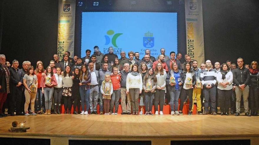 La foto de familia con los premiados en la anterior Gala do Deporte, en el escenario del Auditorio de Cangas. // Gonzalo Núñez