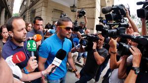GRAF7064. SEVILLA, 25/06/2018.-El joven Ángel Boza ha sido el tercero de los integrantes de ’La Manada’, condenado a nueve años de cárcel por abusar sexualmente de una joven madrileña en Pamplona durante los Sanfermines de 2016, que se ha presentado esta mañana ante el juzgado de guardia de Sevilla. EFE/Pepo Herrera