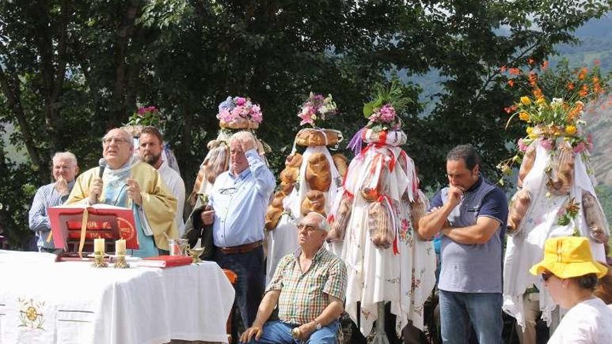 El párroco, Sotero Alperi, durante el sermón.