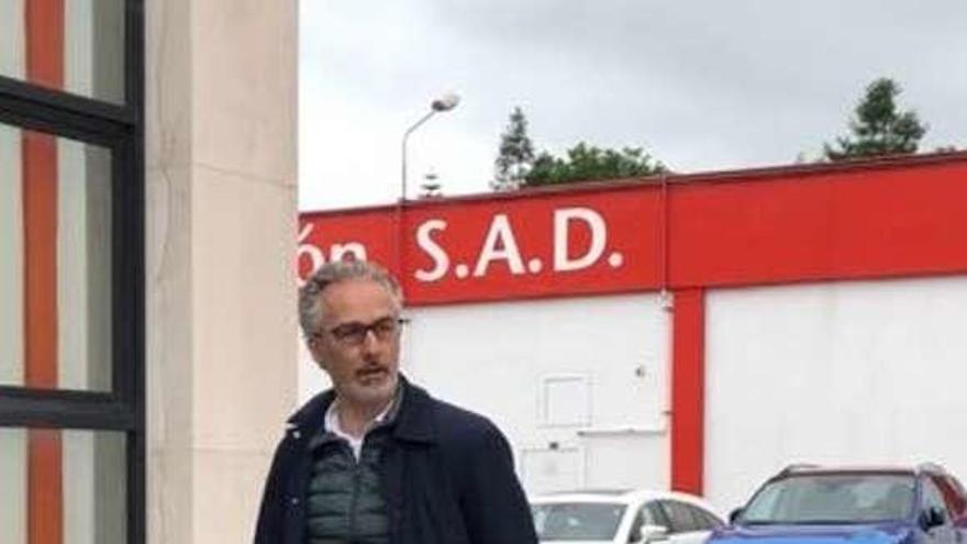 Miguel Torrecilla, ayer, a su llegada a la escuela de fútbol rojiblanca.