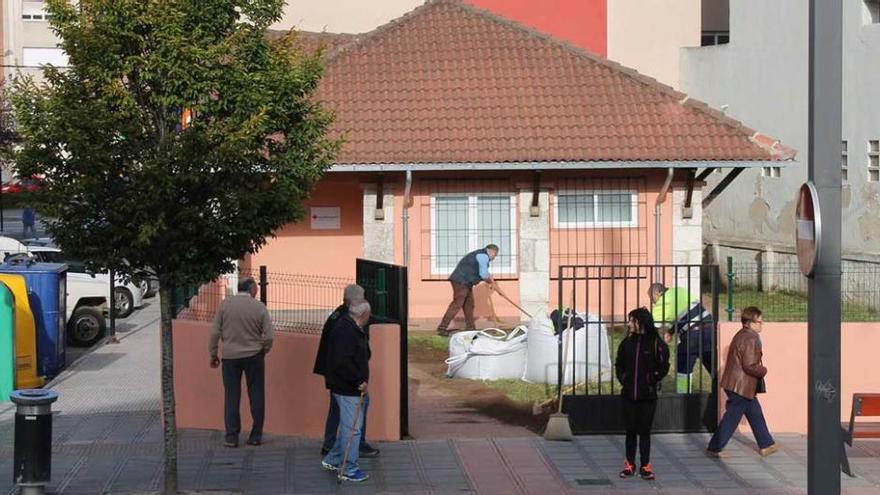 Operarios trabajando en la zona verde de la Casa Sindical.