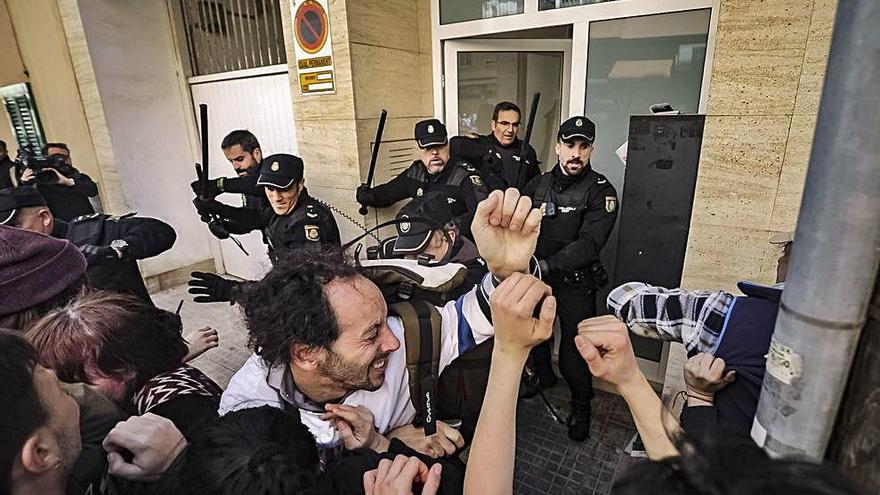 Activistas de Stop Desnonaments trataron de detener un desahucio en febrero en Palma.