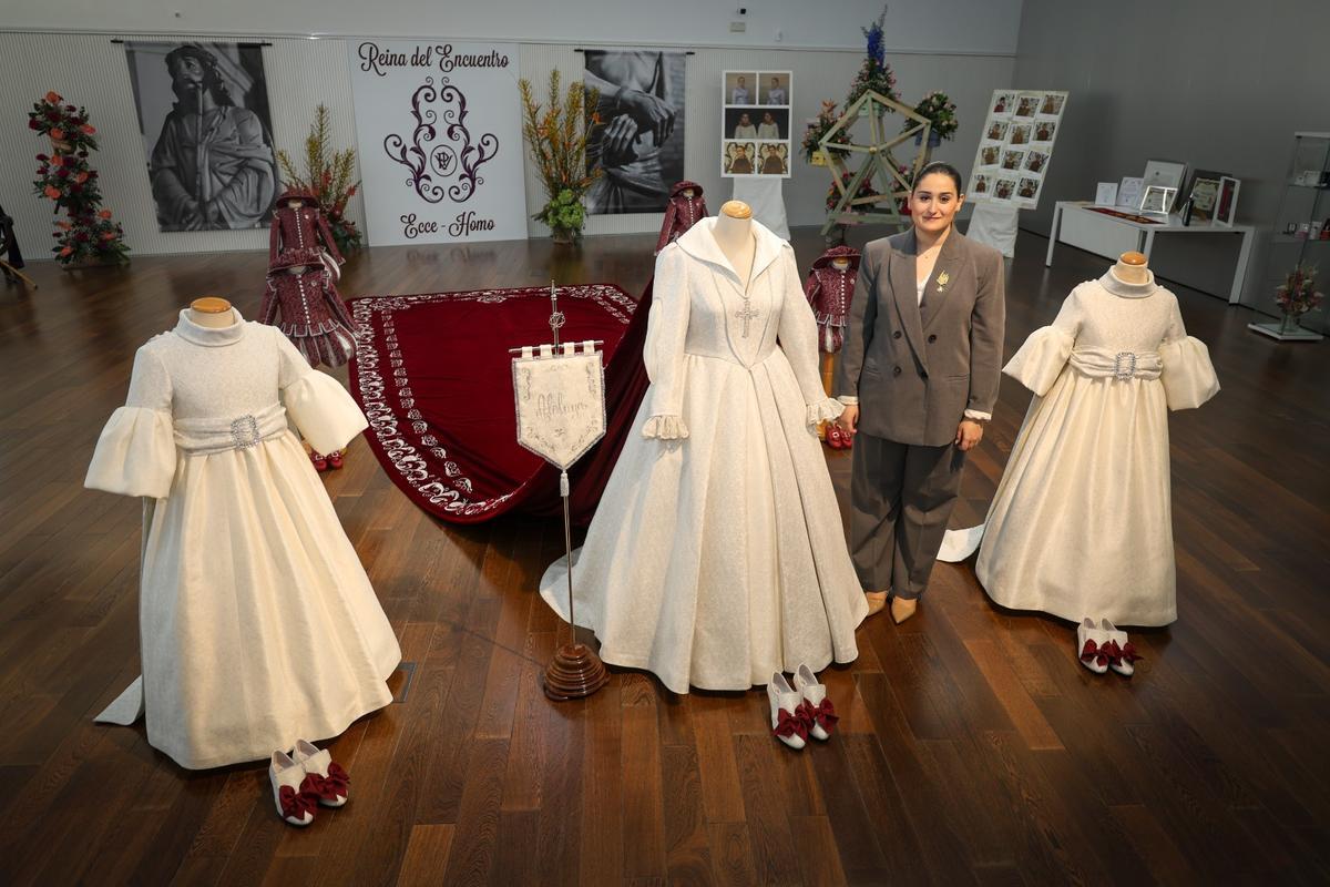 Inmaculada Puchades, junto a su traje de Reina del Encuentro.