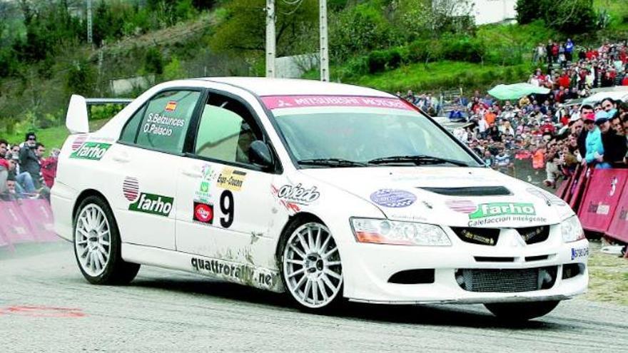 Óscar Palacio, a los mandos de su Mitsubishi EVO IX.