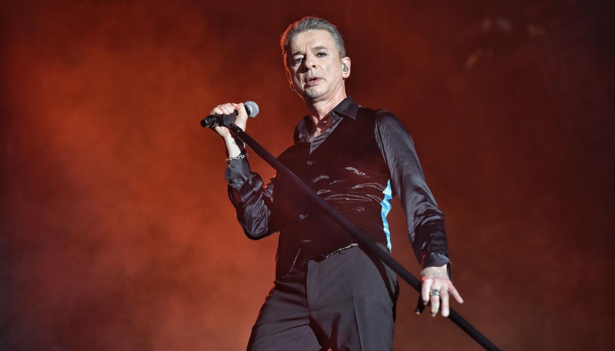  El vocalista del grupo británico Depeche Mode, Dave Gahan, durante el concierto de este viernes en el festival Primavera Sound que se celebra en el Fórum de Barcelona.