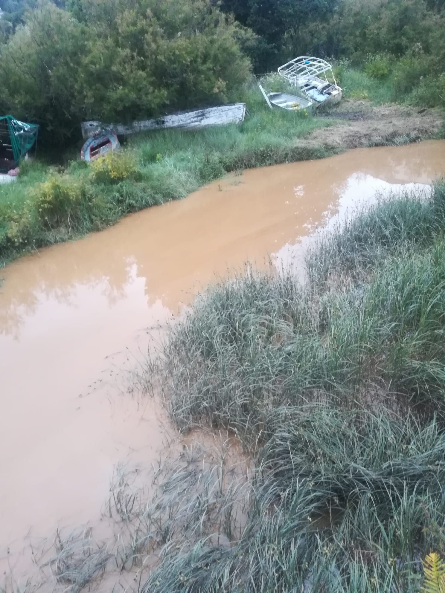 Vertido en Betanzos en la desembocadura del río Pelamios